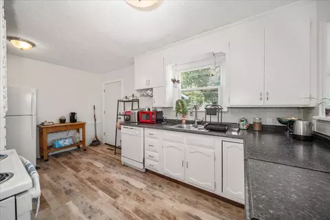 Kitchen - 1911 E Sharp Ave, Spokane, WA 99202 photo 3 of 3