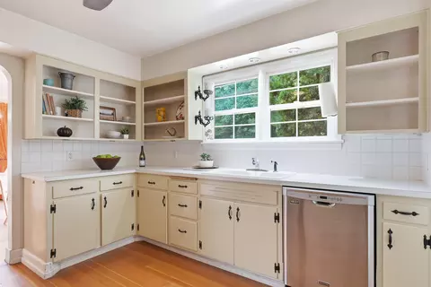Kitchen - 1728 E 9th Ave, Spokane, WA 99202 photo 6 of 7
