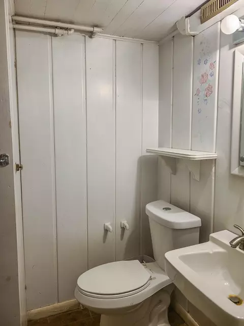 Bath - 1108 E Wellesley Ave, Spokane, WA 99207 photo 2 of 3