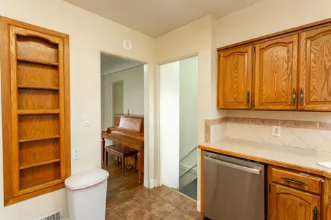 Entry Way - 1108 E Wellesley Ave, Spokane, WA 99207 photo 1 of 1