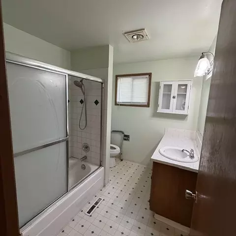 Bath - 13719 E 29th Ave, Spokane Valley, WA 99216 photo 1 of 1