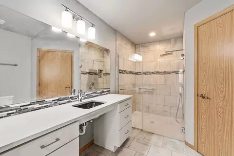 Bath - 625 E Canterbury Ln, Colbert, WA 99005 photo 1 of 3