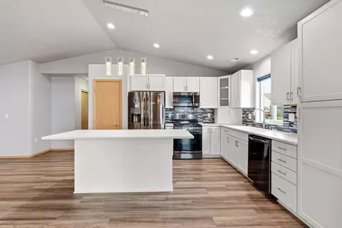 Kitchen - 625 E Canterbury Ln, Colbert, WA 99005 photo 2 of 4