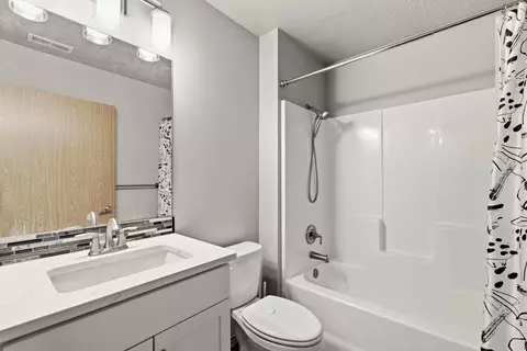 Bath - 625 E Canterbury Ln, Colbert, WA 99005 photo 3 of 3