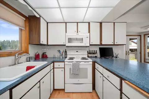 Kitchen - 10303 E Woolard Rd, Colbert, WA 99005 photo 3 of 3