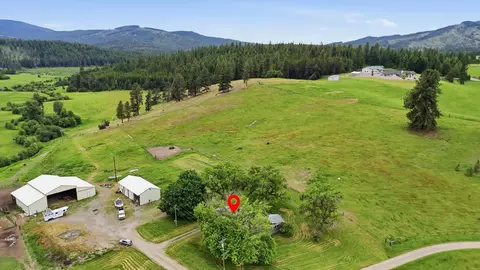 27108 E Blanchard Loop, Newport, WA 99156