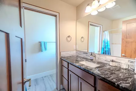 Bath - 9806 E Hoffman Ct, Spokane, WA 99206 photo 2 of 4