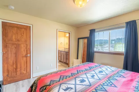 Bedroom - 9806 E Hoffman Ct, Spokane, WA 99206 photo 5 of 5