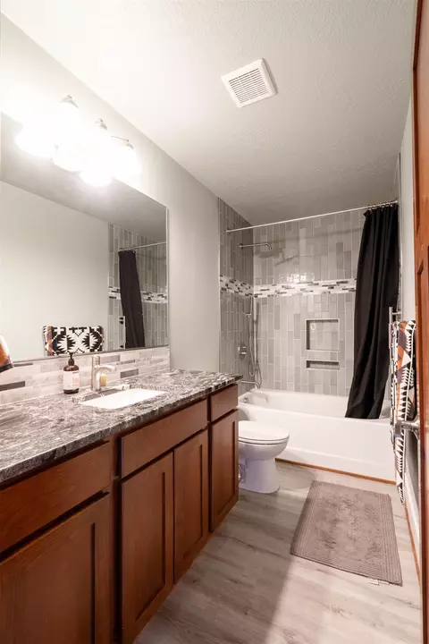 Bath - 9806 E Hoffman Ct, Spokane, WA 99206 photo 3 of 4