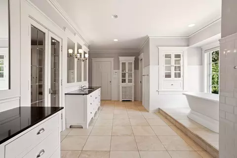 Bath - 615 E 16th Ave, Spokane, WA 99203 photo 1 of 7