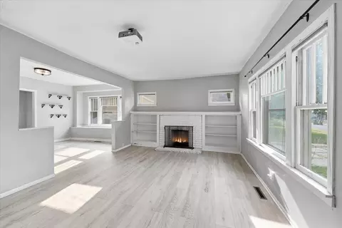 Living - 826 E 34th Ave, Spokane, WA 99203 photo 2 of 4