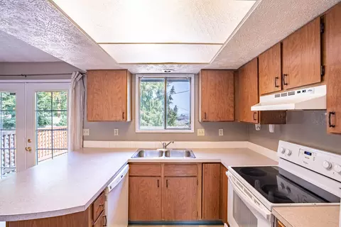 Kitchen - 3003 E 15th Ave, Spokane, WA 99223 photo 2 of 2