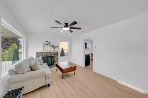 Living - 1516 E Dalke Ave, Spokane, WA 99208 photo 3 of 4