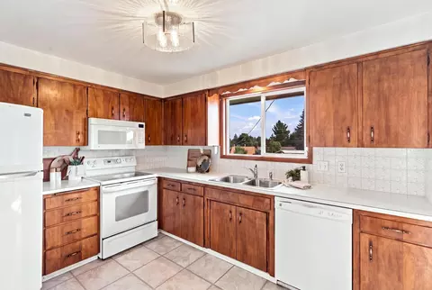 Kitchen - 211 E Astor Dr, Spokane, WA 99208 photo 1 of 5