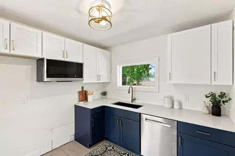 Kitchen - 10515 E 10th Ave, Spokane Valley, WA 99206 photo 2 of 3