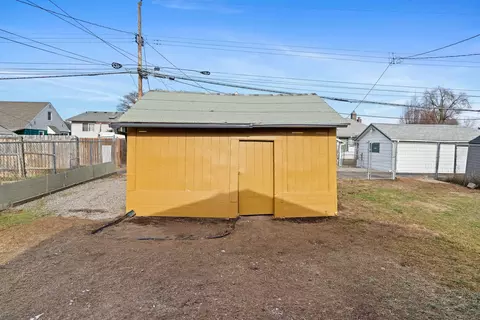 Exterior - 917 E Longfellow Ave, Spokane, WA 99207 photo 9 of 10