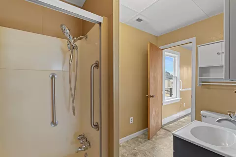 Bath - 917 E Longfellow Ave, Spokane, WA 99207 photo 1 of 2