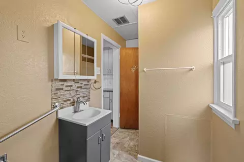 Bath - 917 E Longfellow Ave, Spokane, WA 99207 photo 2 of 2