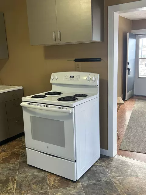 Kitchen - 917 E Longfellow Ave, Spokane, WA 99207 photo 2 of 2