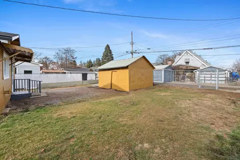 Exterior - 917 E Longfellow Ave, Spokane, WA 99207 photo 5 of 10