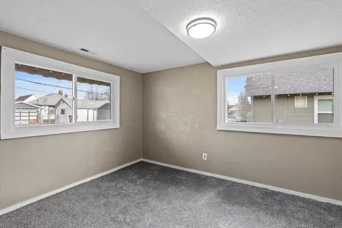 Bedroom - 917 E Longfellow Ave, Spokane, WA 99207 photo 4 of 4