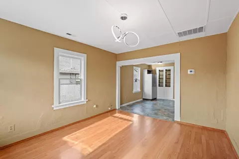 Living - 917 E Longfellow Ave, Spokane, WA 99207 photo 1 of 3