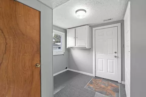 Entry Way - 917 E Longfellow Ave, Spokane, WA 99207 photo 1 of 2