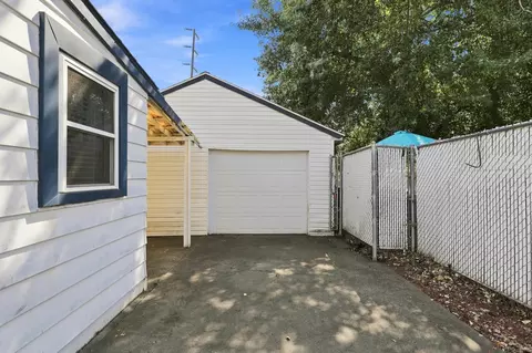 Exterior - 1318 Ermina Ave, Spokane, WA 99207 photo 7 of 11