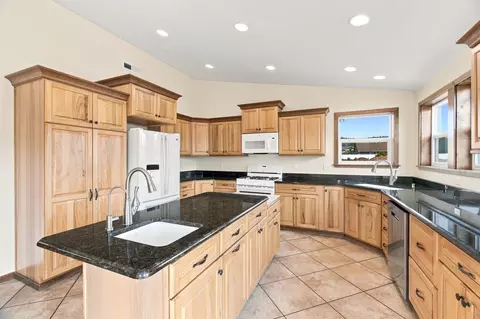 Kitchen - 9809 E Upriver Dr, Spokane, WA 99206 photo 3 of 5