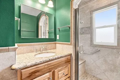 Bath - 9809 E Upriver Dr, Spokane, WA 99206 photo 1 of 3