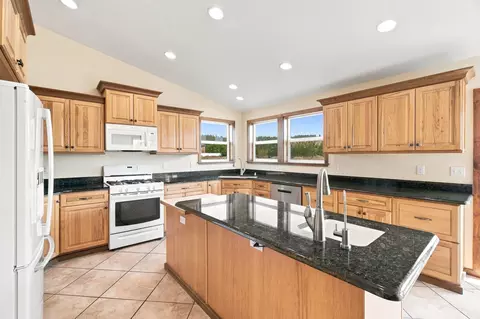 Kitchen - 9809 E Upriver Dr, Spokane, WA 99206 photo 4 of 5