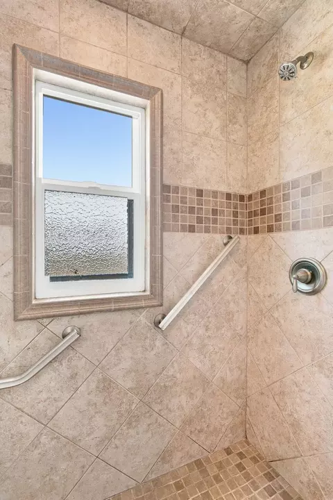 Bath - 9809 E Upriver Dr, Spokane, WA 99206 photo 2 of 3