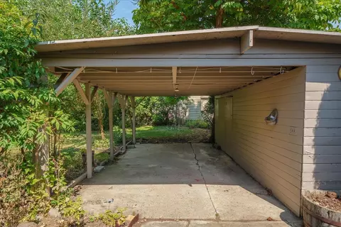 Exterior - 821 E Broad St, Spokane, WA 99207 photo 3 of 5