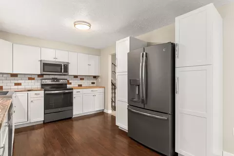 Kitchen - 612 E Roundtable Cir, Spokane, WA 99218 photo 4 of 7