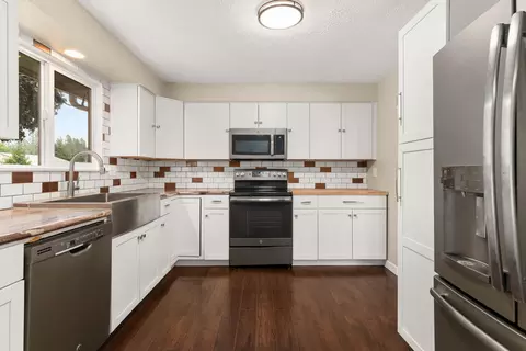 Kitchen - 612 E Roundtable Cir, Spokane, WA 99218 photo 1 of 7