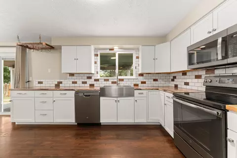 Kitchen - 612 E Roundtable Cir, Spokane, WA 99218 photo 6 of 7