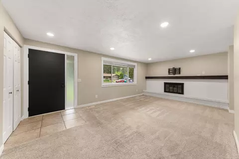 Living - 612 E Roundtable Cir, Spokane, WA 99218 photo 3 of 6