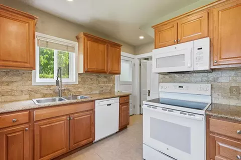 Kitchen - 622 E 27th Ave, Spokane, WA 99203 photo 3 of 6