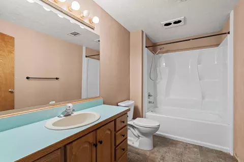 Bath - 2526 E Nicklaus Pl, Spokane, WA 99223 photo 2 of 2