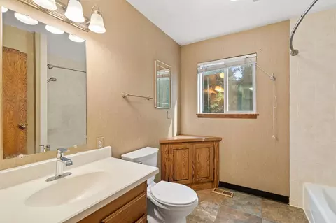 Bath - 2526 E Nicklaus Pl, Spokane, WA 99223 photo 1 of 2