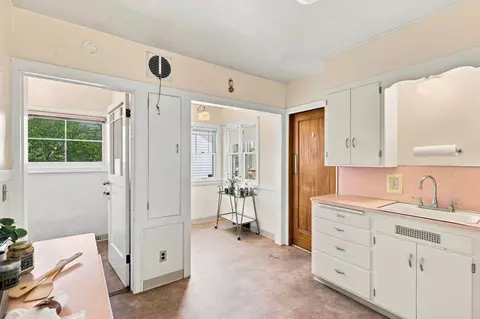 Entry Way - 408 E Baldwin Ave, Spokane, WA 99207 photo 1 of 2