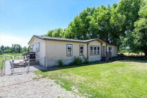 4489 Swenson Rd, Clayton, WA 99110