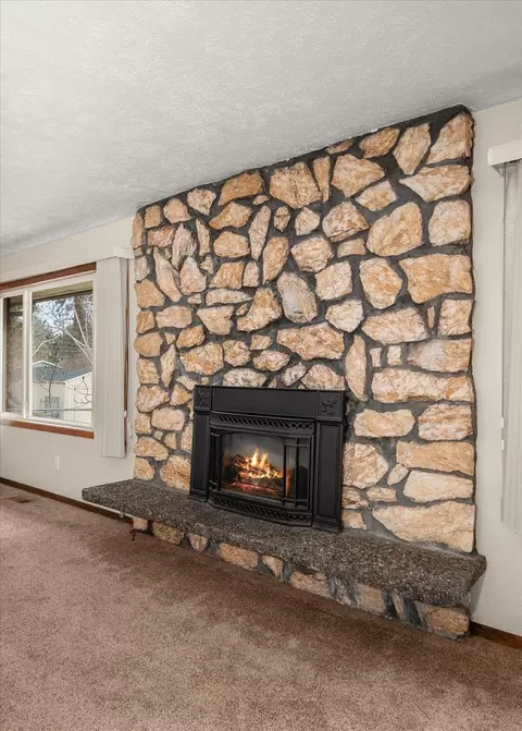 Living - 6906 E 10th Ave, Spokane, WA 99212 photo 2 of 6