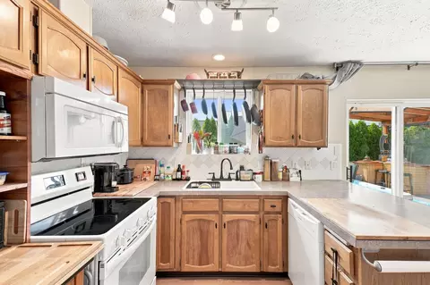 Kitchen - 2110 E Decatur Ave, Spokane, WA 99208 photo 4 of 4