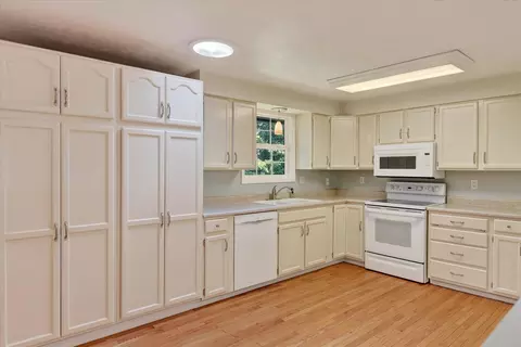 Kitchen - 11325 E 45th Ave, Spokane Valley, WA 99206 photo 3 of 4
