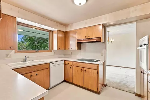 Kitchen - 2639 E 39th Ave, Spokane, WA 99223 photo 4 of 5