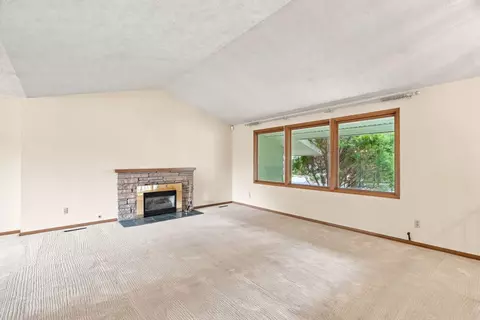 Living - 2639 E 39th Ave, Spokane, WA 99223 photo 2 of 8