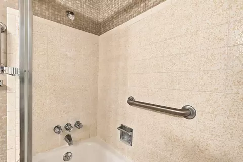 Bath - 2639 E 39th Ave, Spokane, WA 99223 photo 3 of 5