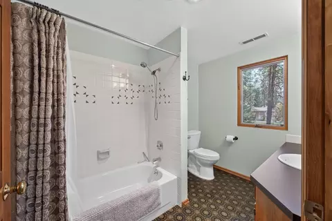 Bath - 4410 E Silver Pine Rd, Colbert, WA 99005 photo 2 of 4