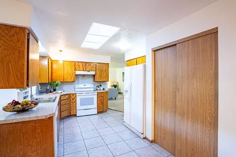 Kitchen - 12001 E 25th Ave, Spokane, WA 99206 photo 3 of 5